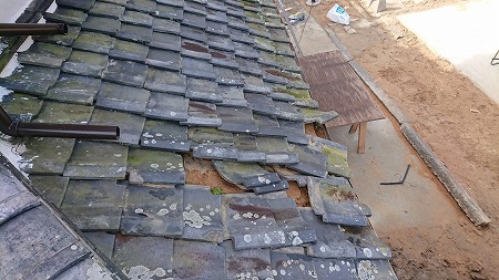 奈良市針町で納屋の下屋根瓦を補修！ズレや割れを部分工事で解決